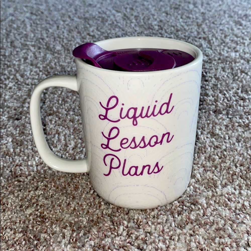 SOLD✨Mug w/ closable lid✨